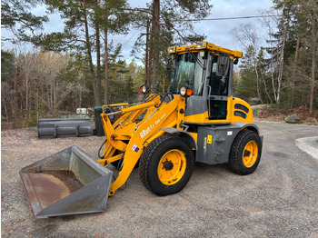 Încărcător frontal pe pneuri