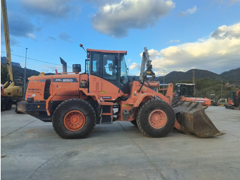 Încărcător frontal pe pneuri DOOSAN DL250
