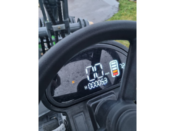 Încărcător frontal pe pneuri WCM