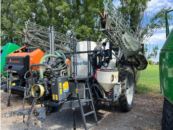 Maşină de erbicidat tractata