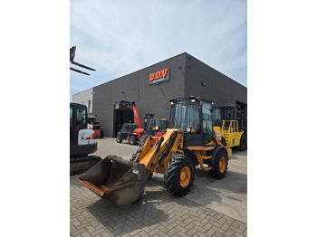 Încărcător frontal pe pneuri CASE