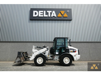 Încărcător frontal pe pneuri CATERPILLAR 906M