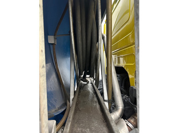 Camion cisternă pentru transport de combustibili Scania P230: Foto 5