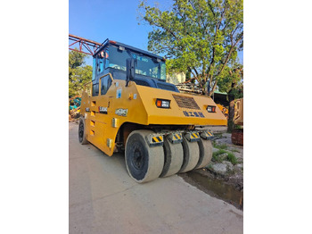 Compactor cu pneuri XCMG