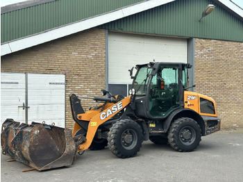 Încărcător frontal pe pneuri CASE