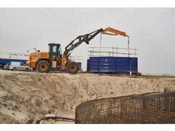 Încărcător frontal pe pneuri CASE