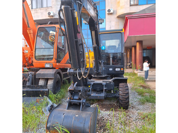 Excavator pe roţi HYUNDAI