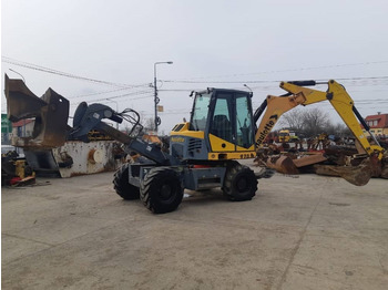 Încărcător pe roți telescopic HAULOTTE