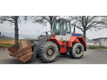 Încărcător frontal pe pneuri