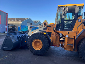 Încărcător frontal pe pneuri HYUNDAI