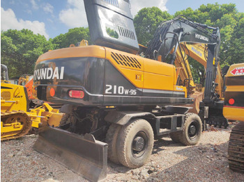 Excavator pe roţi HYUNDAI R210