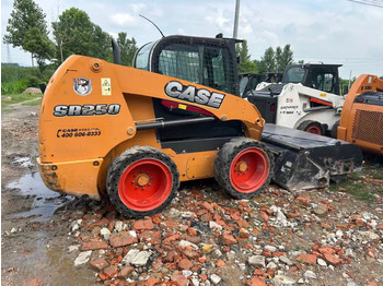 Mini încărcător CASE