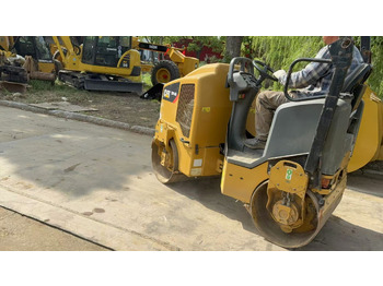 Cilindru compactor pentru asfalt CATERPILLAR CB14B: Foto 4 Cilindru compactor pentru asfalt CATERPILLAR CB14B: Foto 4