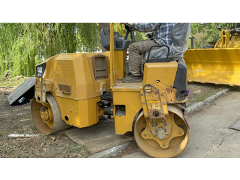 Cilindru compactor pentru asfalt CATERPILLAR CB24B