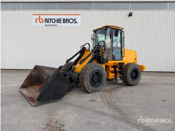 Încărcător frontal pe pneuri JCB 411