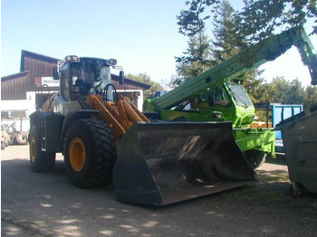 Încărcător frontal pe pneuri LIEBHERR L 556