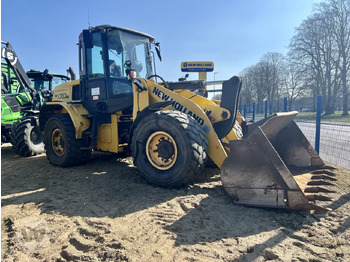 Încărcător frontal pe pneuri NEW HOLLAND