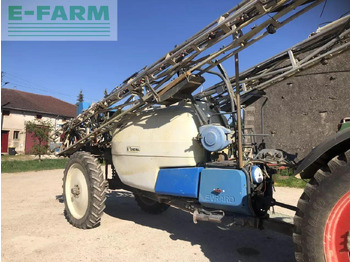 Maşină de erbicidat tractata