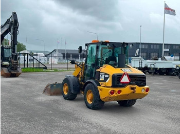 Încărcător frontal pe pneuri CATERPILLAR 906H