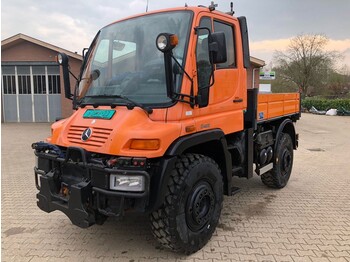 Camion platformă UNIMOG U400
