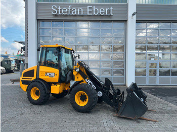 Încărcător frontal pe pneuri JCB 407