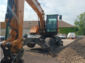 Excavator pe roţi CASE