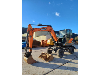 Excavator pe roţi DOOSAN DX57W