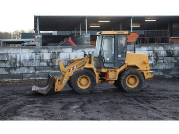 Încărcător frontal pe pneuri