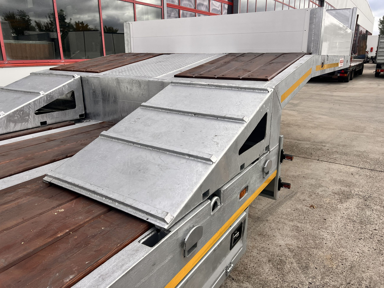 Möslein ST 3 3 Achs Satteltieflader neu - Semiremorcă transport agabaritic: Foto 4 Möslein ST 3 3 Achs Satteltieflader neu - Semiremorcă transport agabaritic: Foto 4