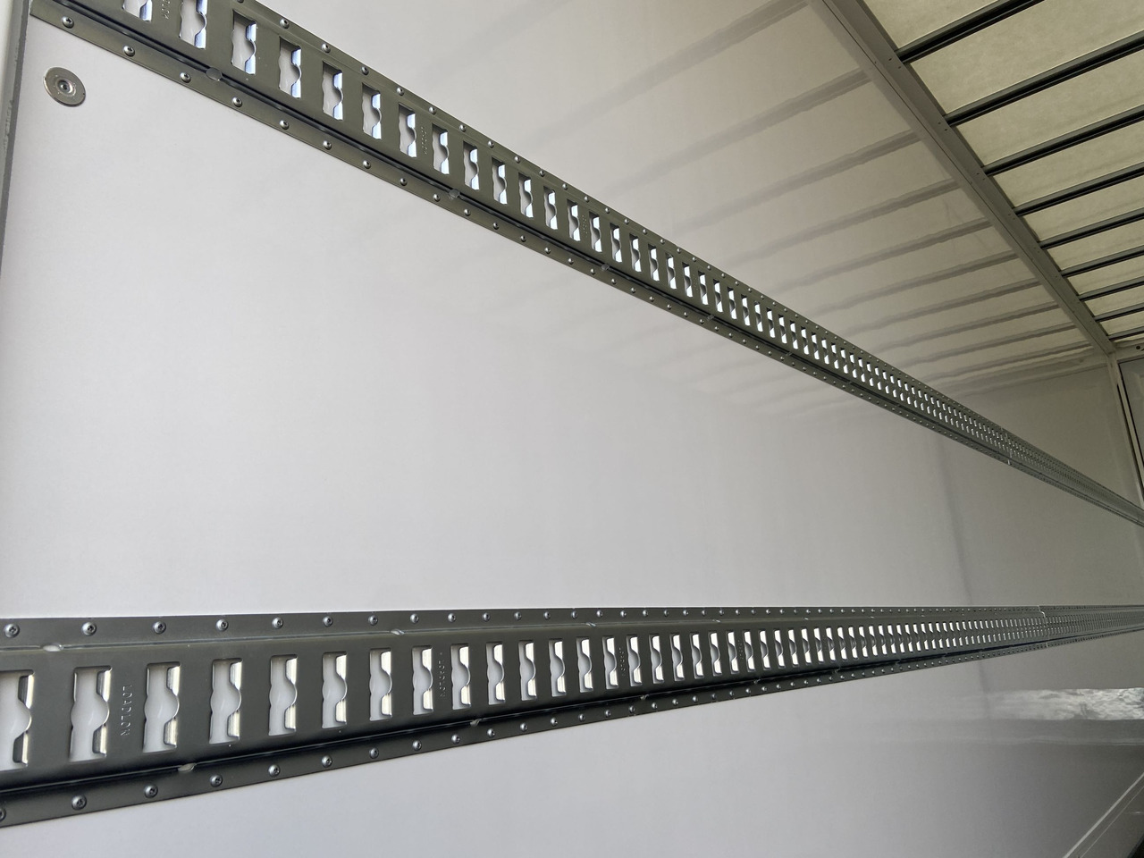 Möslein TKO 105 D 7m weiß Tandem- Koffer, Durchladbar, -- Neufahrzeug -- - Remorcă furgon: Foto 5 Möslein TKO 105 D 7m weiß Tandem- Koffer, Durchladbar, -- Neufahrzeug -- - Remorcă furgon: Foto 5