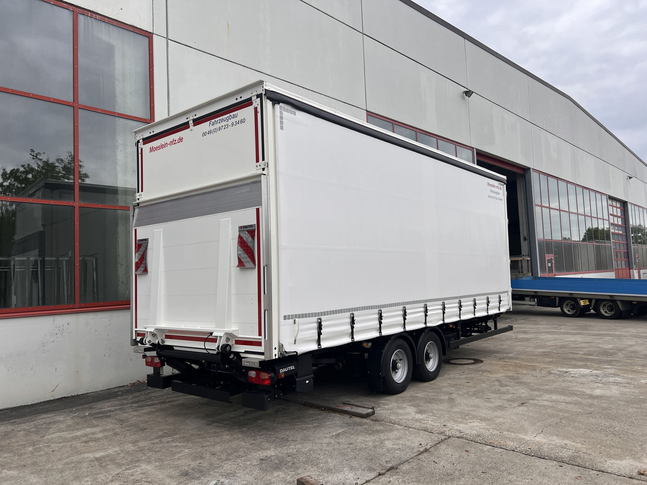 Möslein TPS 105 D-L Planenanhänger, Ladebordwand + Durchladbar neuwertig - Remorcă cu prelată: Foto 2 Möslein TPS 105 D-L Planenanhänger, Ladebordwand + Durchladbar neuwertig - Remorcă cu prelată: Foto 2