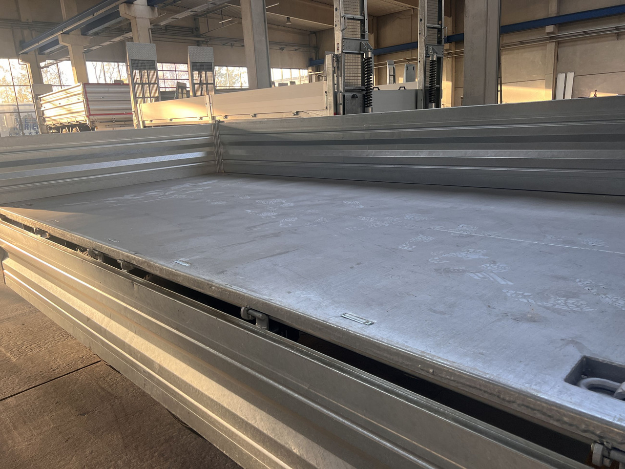 Möslein TTD 14 5,70 m 14 t Tandem- Kipper Tieflader 5,70 m lang, Breite Reifen-- Neufahrzeug -- - Remorcă basculantă: Foto 4 Möslein TTD 14 5,70 m 14 t Tandem- Kipper Tieflader 5,70 m lang, Breite Reifen-- Neufahrzeug -- - Remorcă basculantă: Foto 4