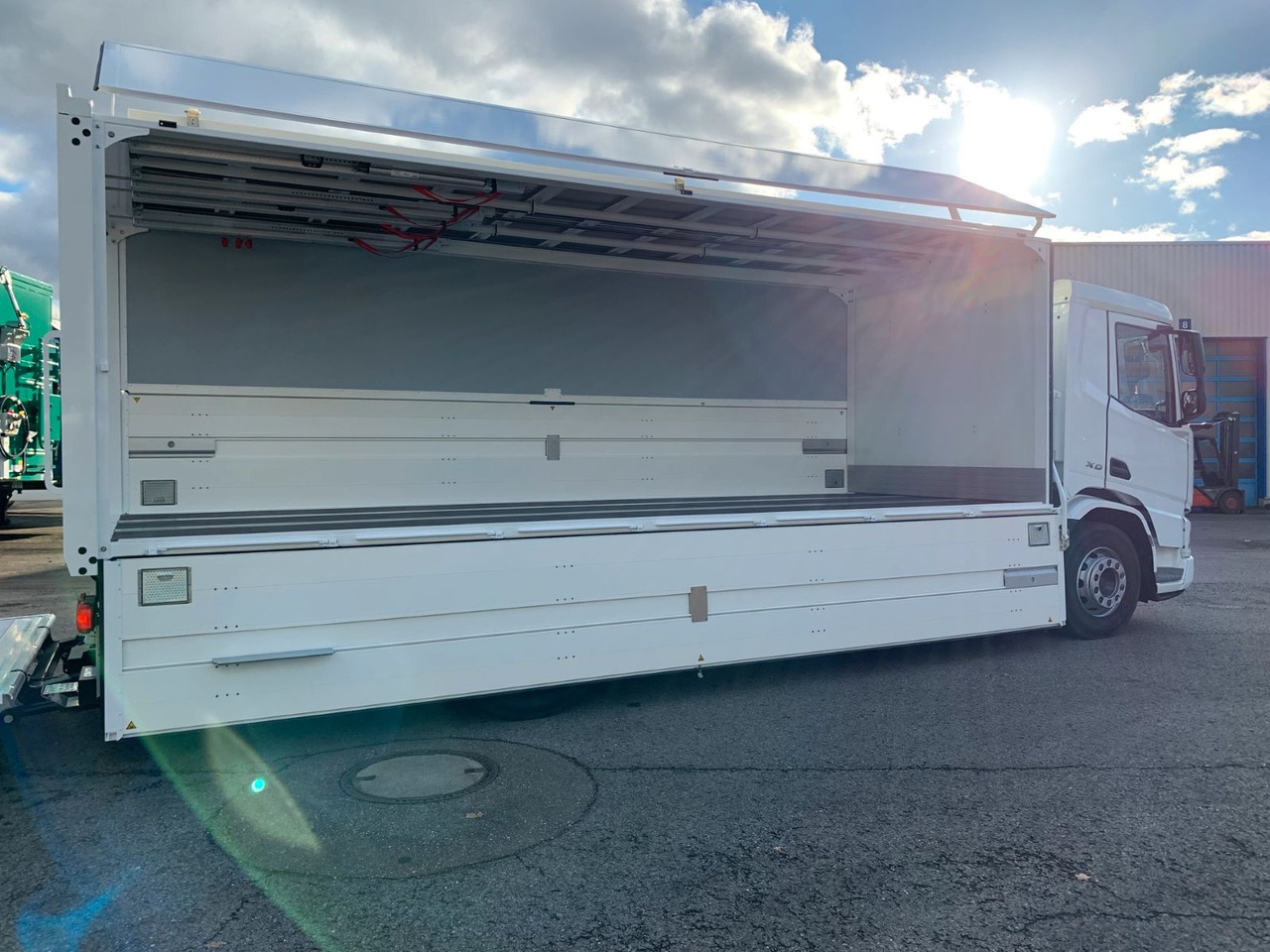 DAF FA XD 370 zikun Swing-Board-Aufbau - Camion pentru transportul băuturilor: Foto 4 DAF FA XD 370 zikun Swing-Board-Aufbau - Camion pentru transportul băuturilor: Foto 4