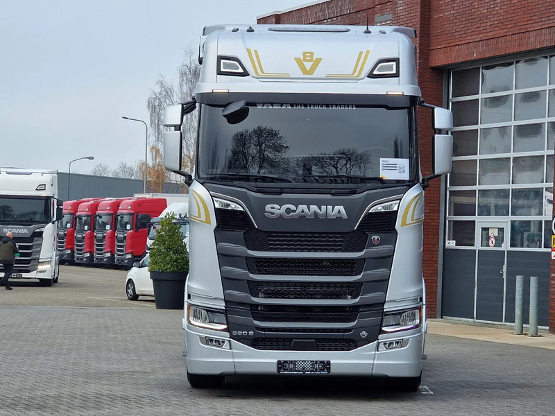 Scania 660S V8 NGS Highline 6x2/4 - New - Full spec - Retarder - Night clima - Led - Leather - Navi - Cap tractor: Foto 2 Scania 660S V8 NGS Highline 6x2/4 - New - Full spec - Retarder - Night clima - Led - Leather - Navi - Cap tractor: Foto 2