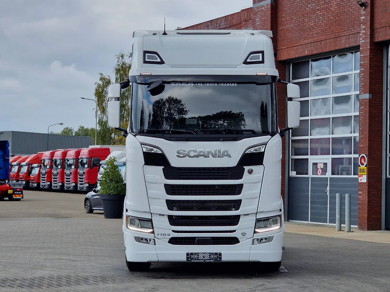 Scania 770S V8 NGS Highline 6x2/4 - New - Old dashboard - Full spec - Retarder - Night clima - Led - Leather - Navi - Cap tractor: Foto 2 Scania 770S V8 NGS Highline 6x2/4 - New - Old dashboard - Full spec - Retarder - Night clima - Led - Leather - Navi - Cap tractor: Foto 2