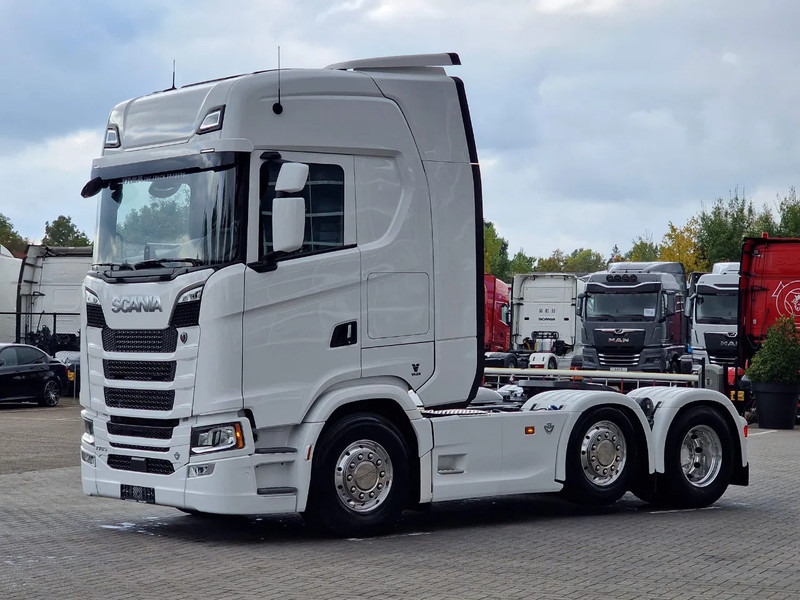 Scania 770S V8 NGS Highline 6x2/4 - New - Old dashboard - Full spec - Retarder - Night clima - Led - Leather - Navi - Cap tractor: Foto 3 Scania 770S V8 NGS Highline 6x2/4 - New - Old dashboard - Full spec - Retarder - Night clima - Led - Leather - Navi - Cap tractor: Foto 3
