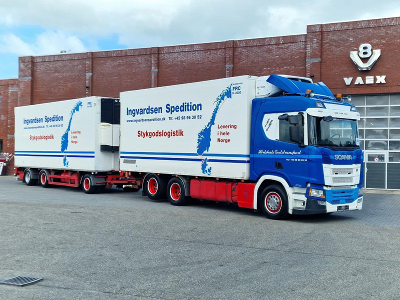 Scania R500 NGS B6X2NB / Trailer-Bygg 12-2004 / Frigobox Sidedoors / Rohrbahen / hooks - Camion frigider: Foto 1 Scania R500 NGS B6X2NB / Trailer-Bygg 12-2004 / Frigobox Sidedoors / Rohrbahen / hooks - Camion frigider: Foto 1