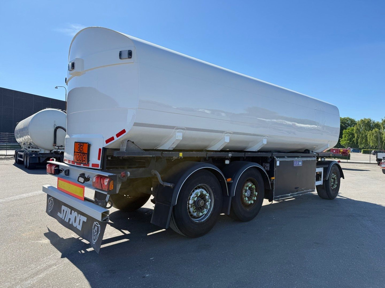 Eurotank 3 axle ET-26-4 ADR 25.500 L 4 Room - Remorcă cisternă: Foto 3 Eurotank 3 axle ET-26-4 ADR 25.500 L 4 Room - Remorcă cisternă: Foto 3