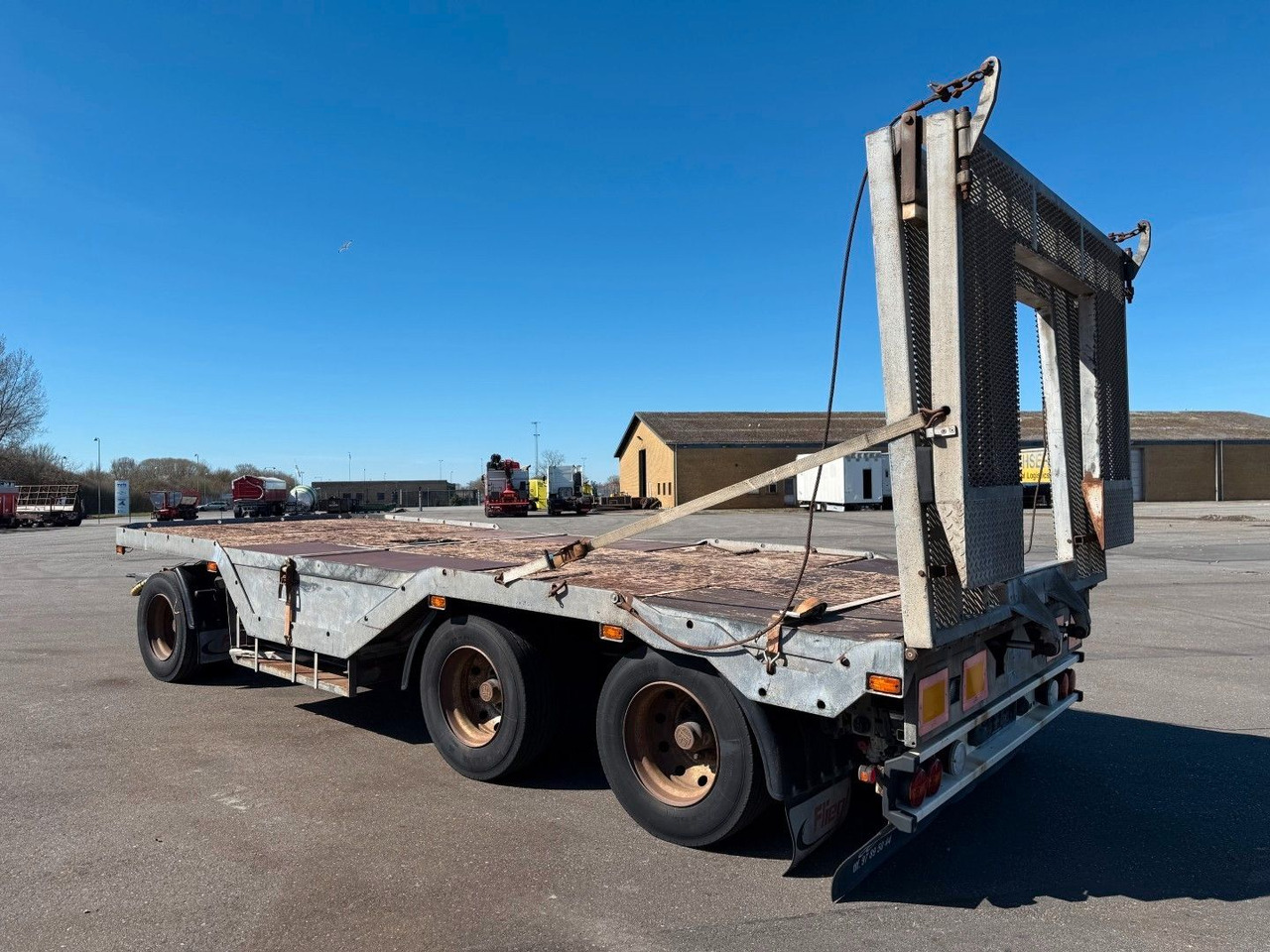 Fliegl FLT328 3 achser Maschinenanhänger mit Radkasten - Remorcă transport agabaritic: Foto 5 Fliegl FLT328 3 achser Maschinenanhänger mit Radkasten - Remorcă transport agabaritic: Foto 5