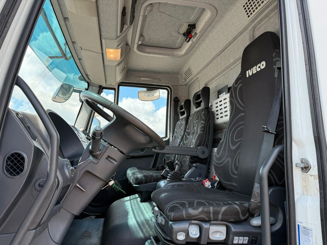 Iveco 180E32 Schmitz / Thermo King T-1200R Spectrum Iveco 180E32 Schmitz / Thermo King T-1200R Spectrum - Camion frigider: Foto 5 Iveco 180E32 Schmitz / Thermo King T-1200R Spectrum Iveco 180E32 Schmitz / Thermo King T-1200R Spectrum - Camion frigider: Foto 5