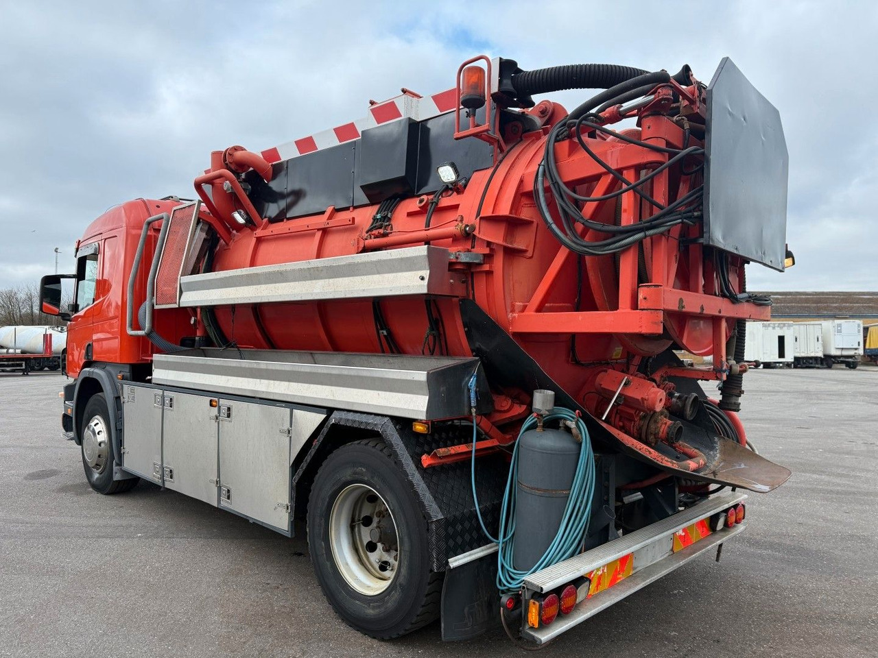 Scania P94/260 4x2 NZ SLS590 Kombi 8.400 l. - Maşină pentru vidanjări: Foto 4 Scania P94/260 4x2 NZ SLS590 Kombi 8.400 l. - Maşină pentru vidanjări: Foto 4