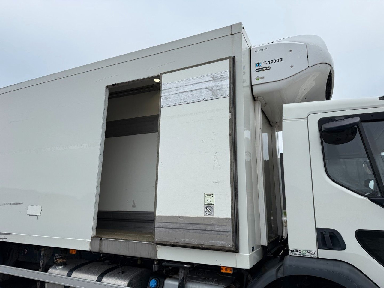 Volvo FE320 6x2*4 TK T1200-R Spectrum 9,80 m. koffer - Camion frigider: Foto 5 Volvo FE320 6x2*4 TK T1200-R Spectrum 9,80 m. koffer - Camion frigider: Foto 5