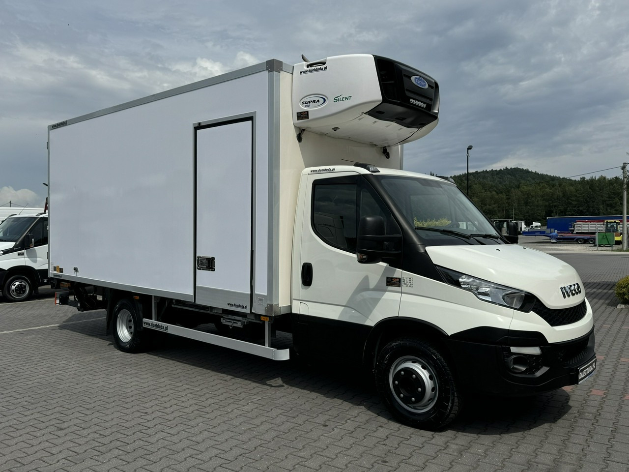 Iveco Daily 70C17 Mroźnia Agregat Carrier Supra 750 10-Palet + Winda - Autoutilitară frigorifica: Foto 2 Iveco Daily 70C17 Mroźnia Agregat Carrier Supra 750 10-Palet + Winda - Autoutilitară frigorifica: Foto 2