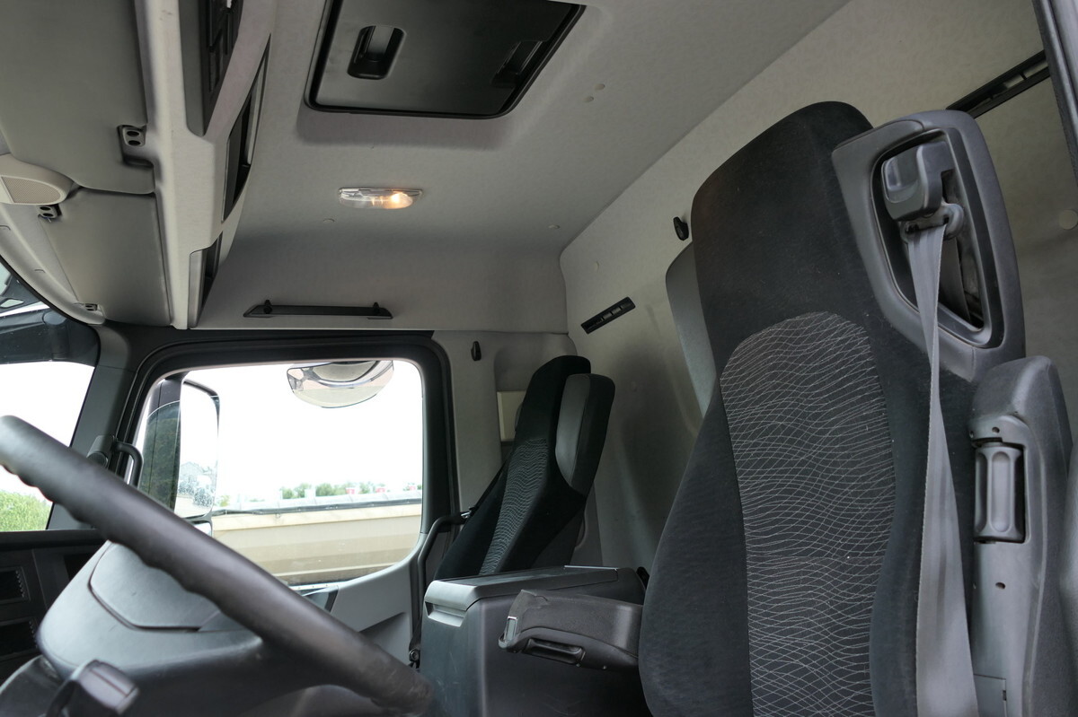 Interior photo 2: Camion platformă, Camion cu macara MERCEDES-BENZ Antos 2540 L KLIMA Palfinger-Kran PK15001L Lenka Interior photo 2: Camion platformă, Camion cu macara MERCEDES-BENZ Antos 2540 L KLIMA Palfinger-Kran PK15001L Lenka