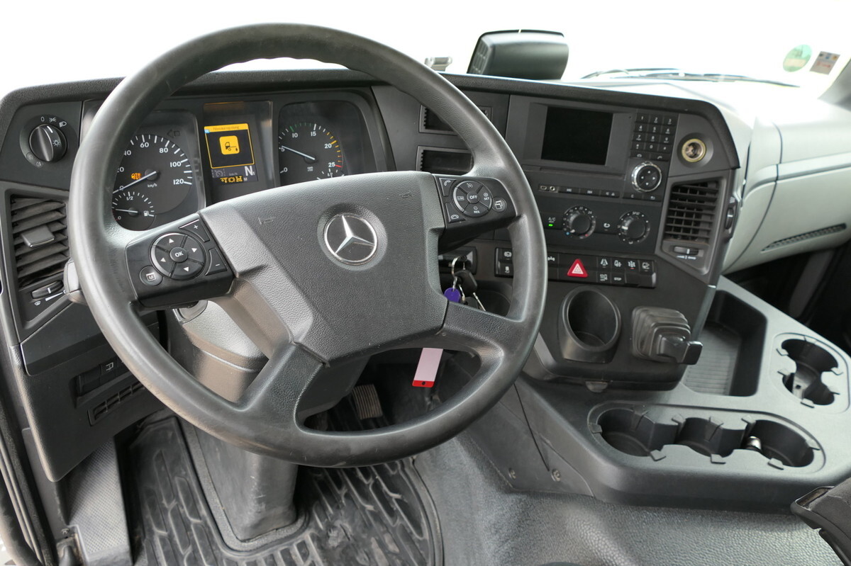 Interior photo 3: Camion platformă, Camion cu macara MERCEDES-BENZ Antos 2540 L KLIMA Palfinger-Kran PK15001L Lenka Interior photo 3: Camion platformă, Camion cu macara MERCEDES-BENZ Antos 2540 L KLIMA Palfinger-Kran PK15001L Lenka
