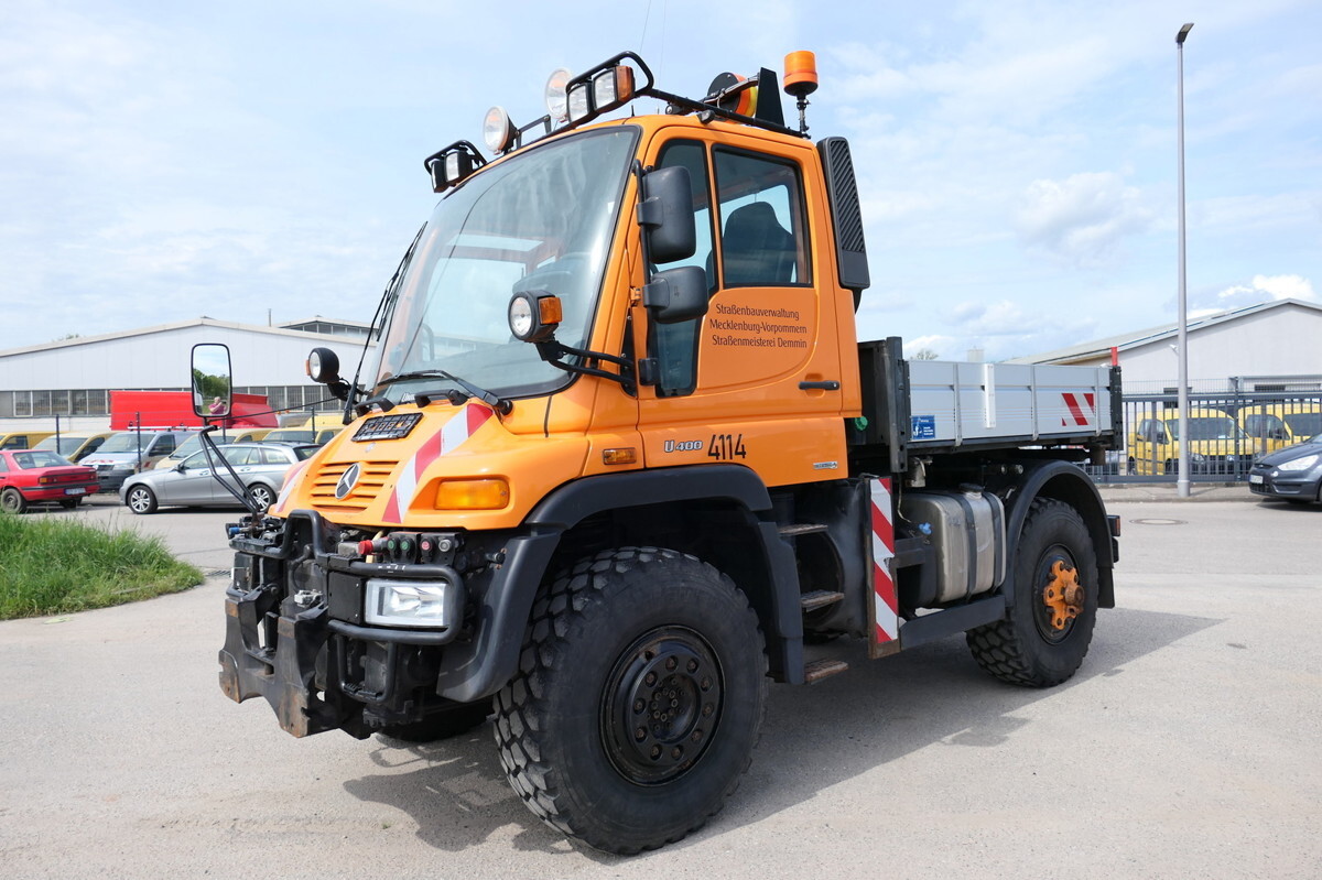 UNIMOG U400 405/12 AHK KLIMA ZAPFWELLE vorn SFZ KOMMUN - Camion platformă, Maşina comunala: Foto 1 UNIMOG U400 405/12 AHK KLIMA ZAPFWELLE vorn SFZ KOMMUN - Camion platformă, Maşina comunala: Foto 1