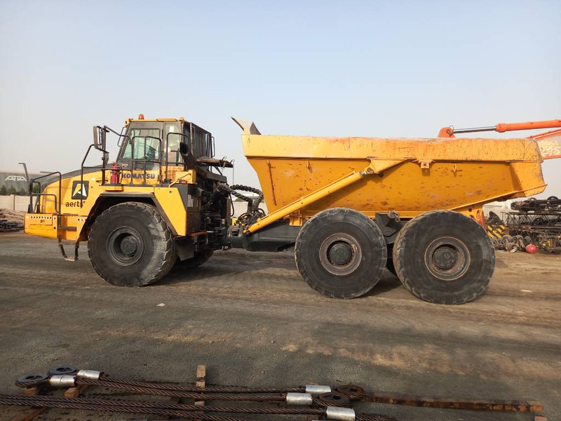 Komatsu HM400-3R (4 pcs available in Abu Dhabi) - Camion articulat: Foto 1 Komatsu HM400-3R (4 pcs available in Abu Dhabi) - Camion articulat: Foto 1