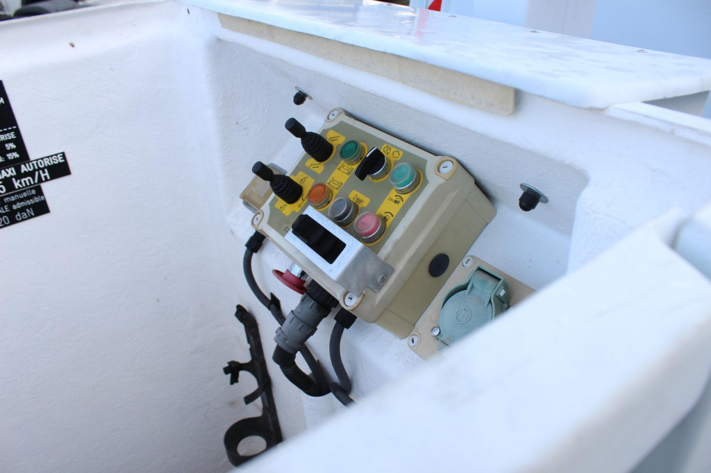 Renault Master Comilev 100TF1 10m Klima nur 167h HU-UVV - Camion cu nacela: Foto 3 Renault Master Comilev 100TF1 10m Klima nur 167h HU-UVV - Camion cu nacela: Foto 3