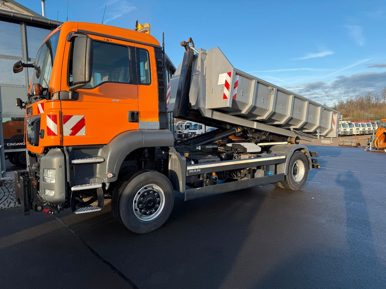 MAN TGS 18.360 4x4 Winterdienst Meiler Abrollkipper - Camion cu cârlig: Foto 1 MAN TGS 18.360 4x4 Winterdienst Meiler Abrollkipper - Camion cu cârlig: Foto 1