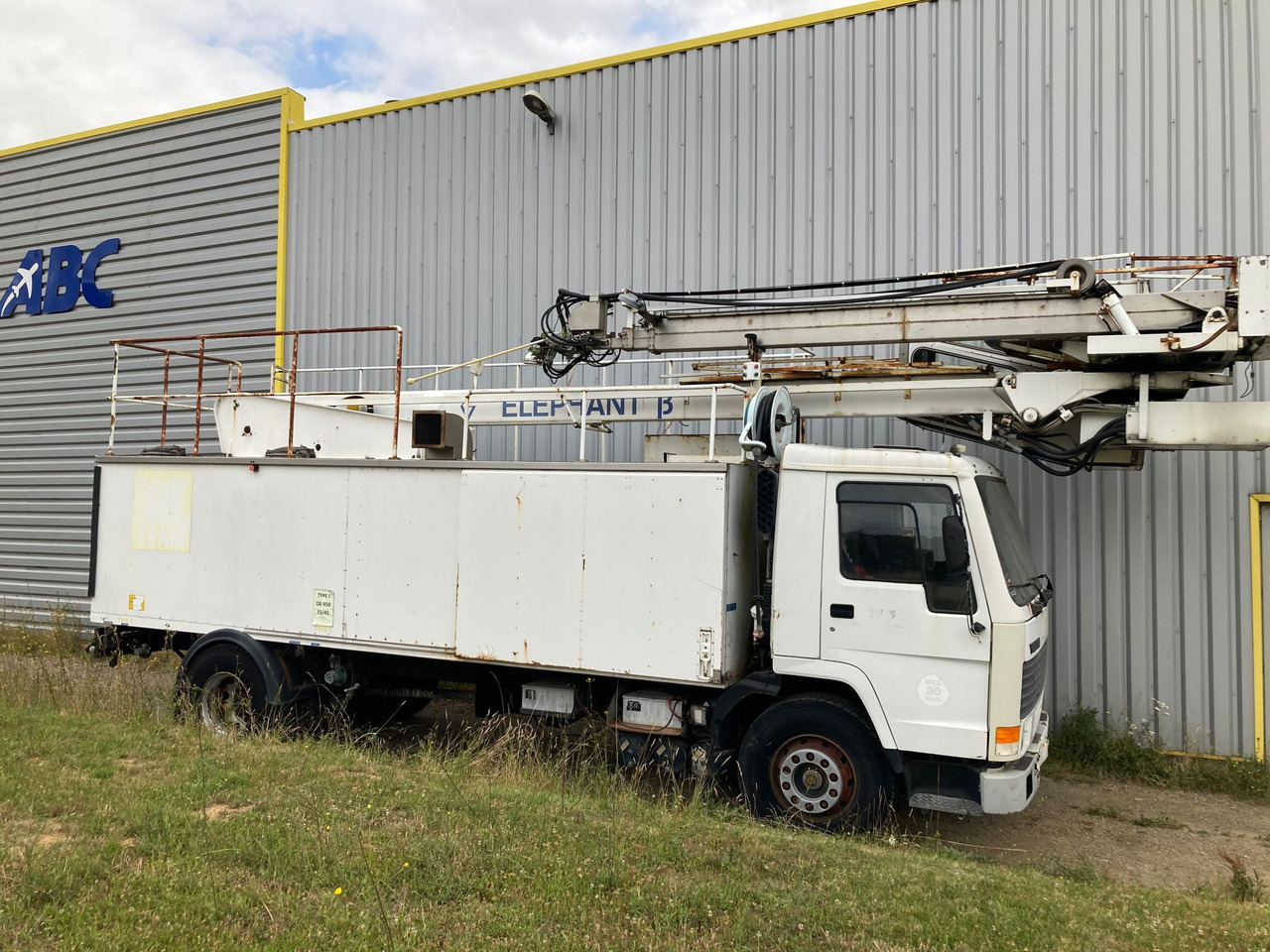 Vestergaard Deicer Elephant Beta on Volvo Chassis - Degivrare aeronave: Foto 1 Vestergaard Deicer Elephant Beta on Volvo Chassis - Degivrare aeronave: Foto 1